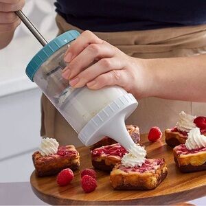 NEW! Pampered Chef Whipped Cream Maker & Decorator